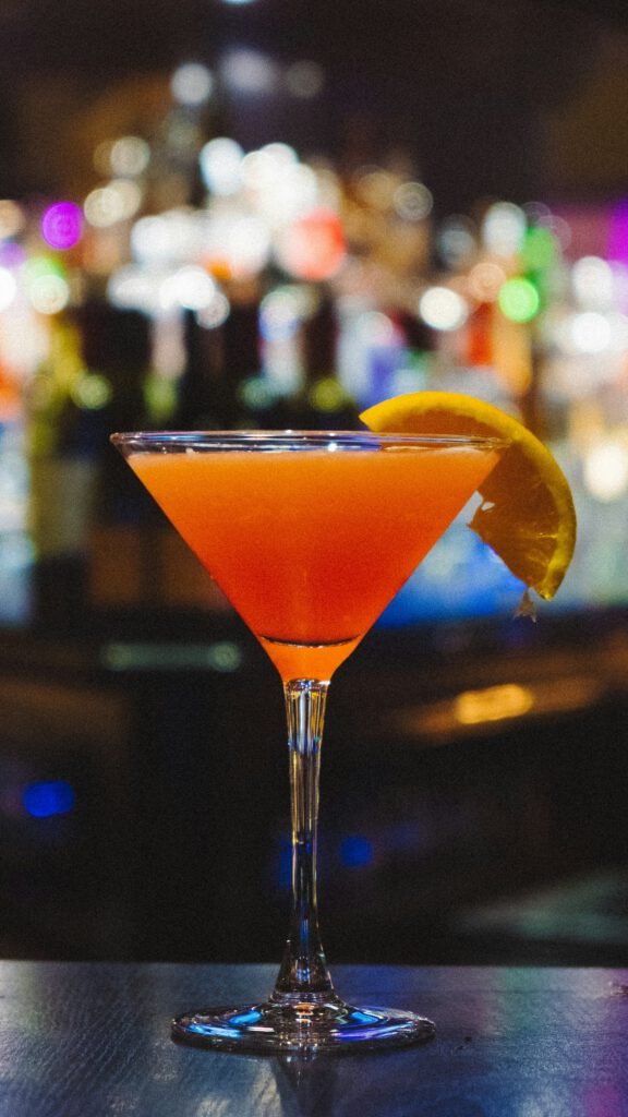 Πορτοκαλί cocktail με φέτα πορτοκαλιού σε μπάρα